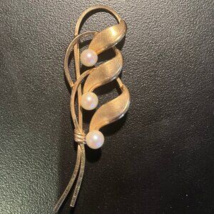Pretty Vintage Van Dell Brooch with 3 Pearls Marked 1/20 12K GE on Back.